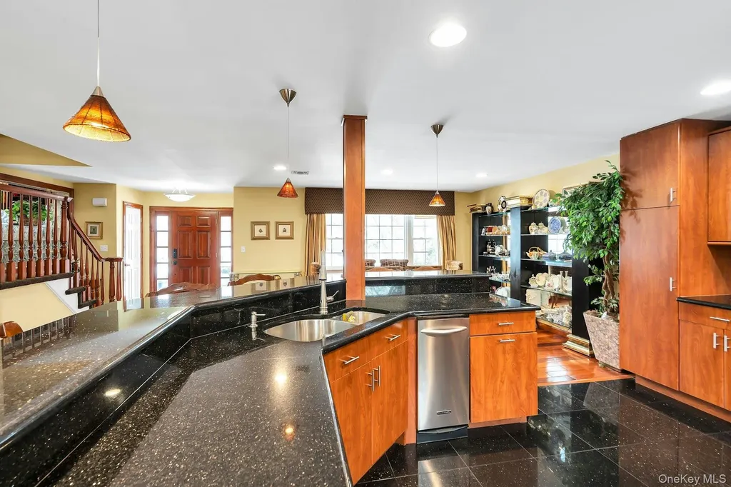 2043 Ripley Merrick NY 11566
