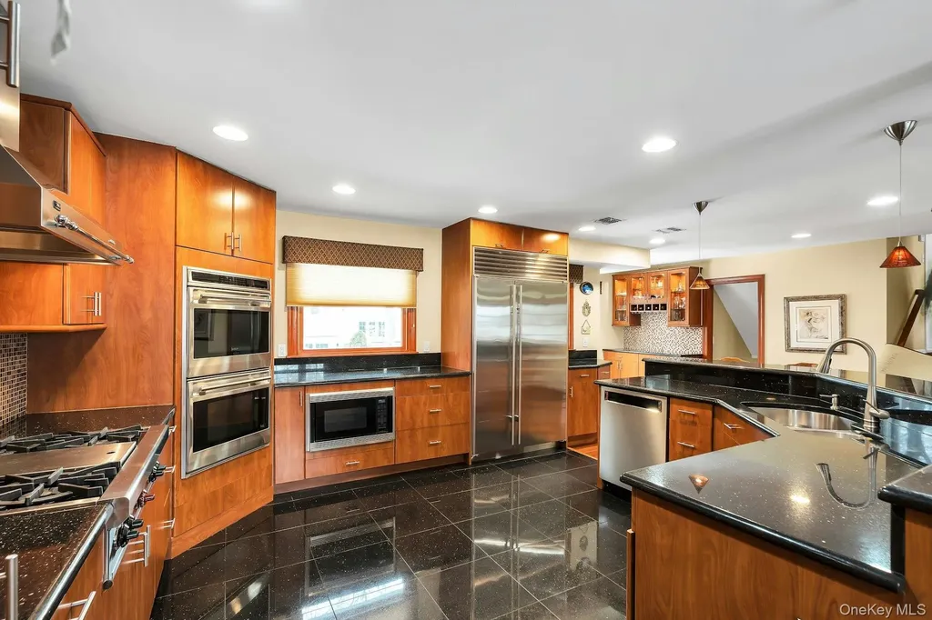 2043 Ripley Merrick NY 11566