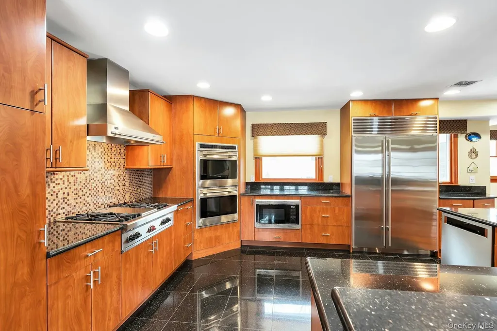 2043 Ripley Merrick NY 11566