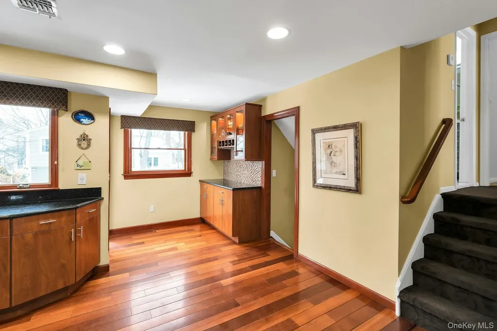 2043 Ripley Merrick NY 11566