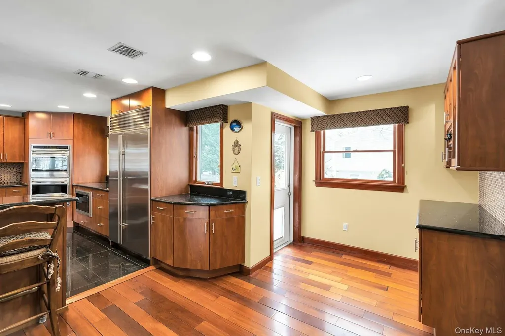 2043 Ripley Merrick NY 11566
