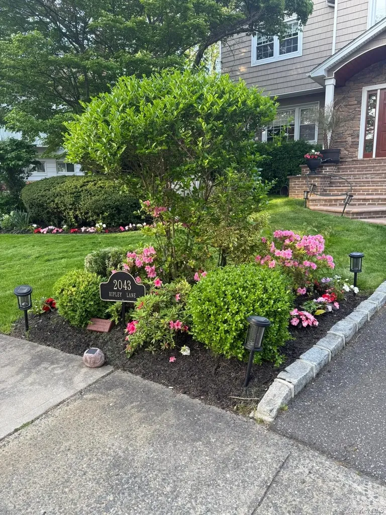 2043 Ripley Merrick NY 11566