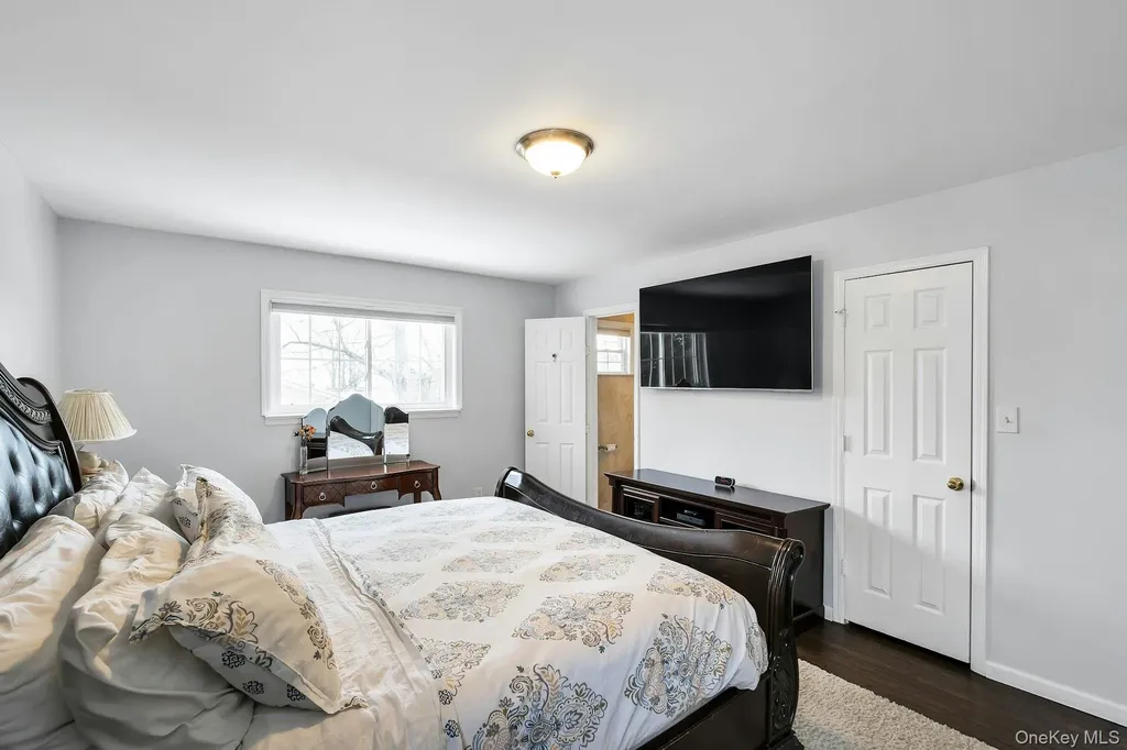 2043 Ripley Merrick NY 11566