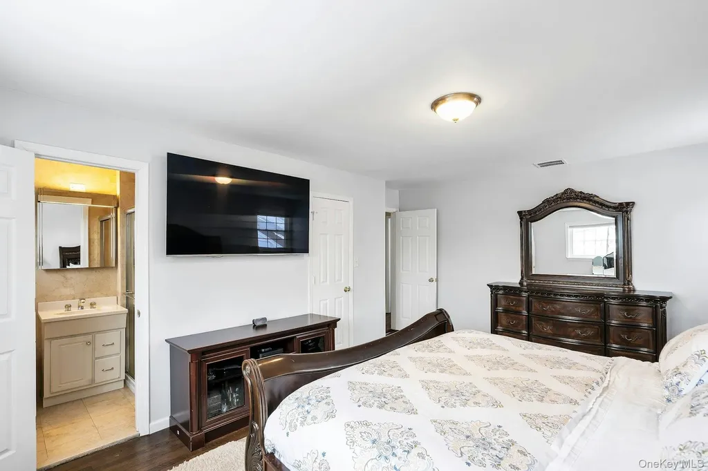 2043 Ripley Merrick NY 11566