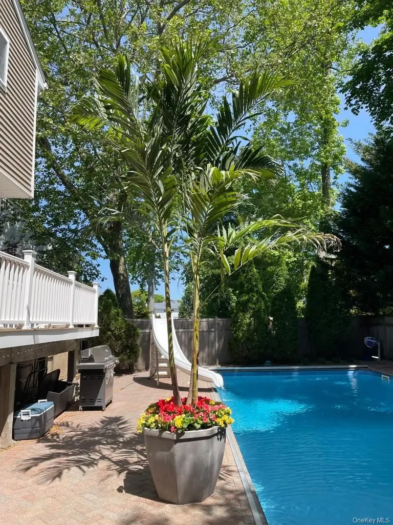 2043 Ripley Merrick NY 11566