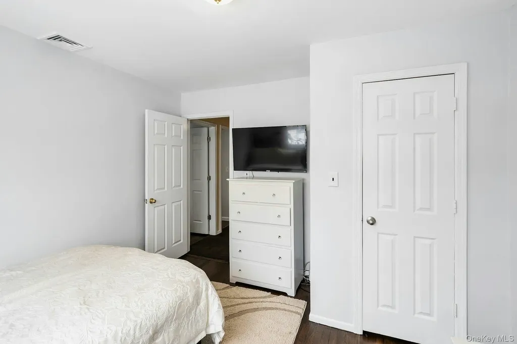 2043 Ripley Merrick NY 11566
