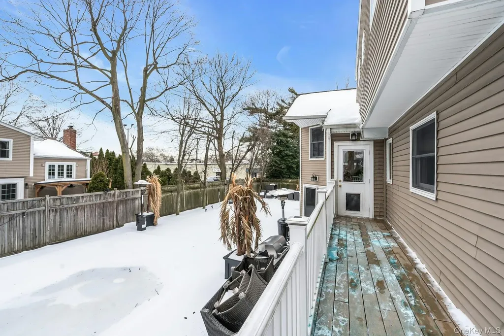 2043 Ripley Merrick NY 11566