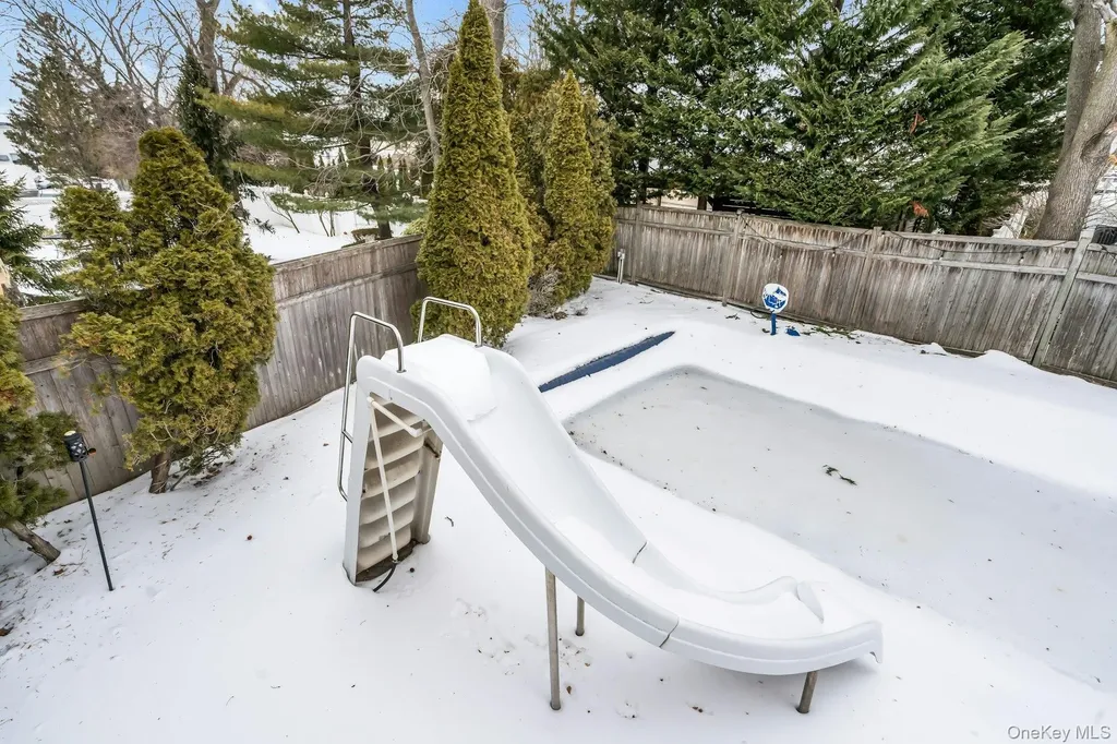 2043 Ripley Merrick NY 11566