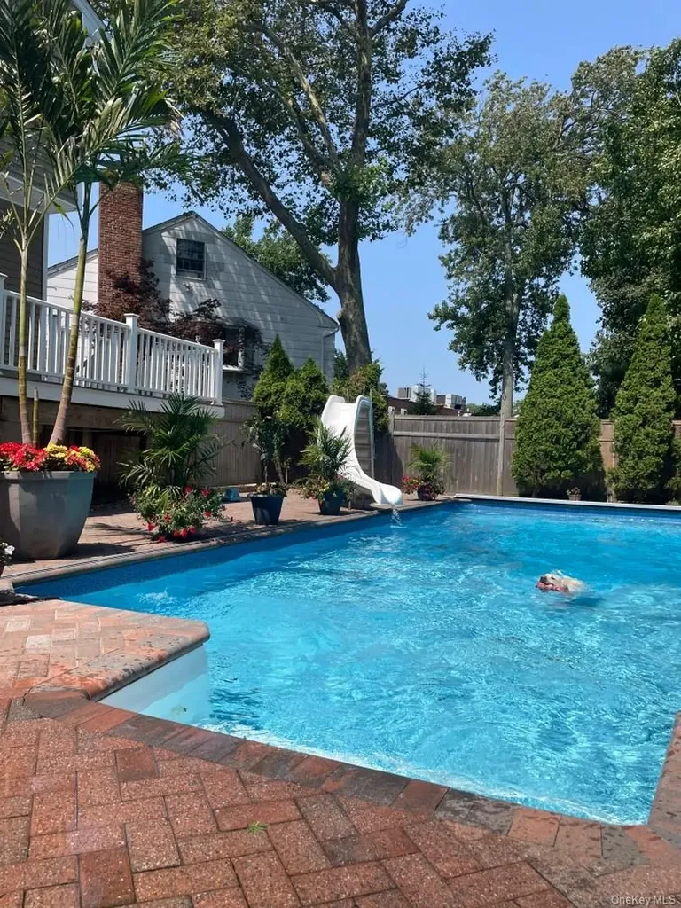 2043 Ripley Merrick NY 11566