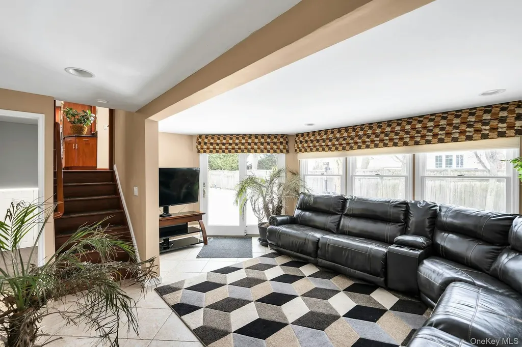 2043 Ripley Merrick NY 11566