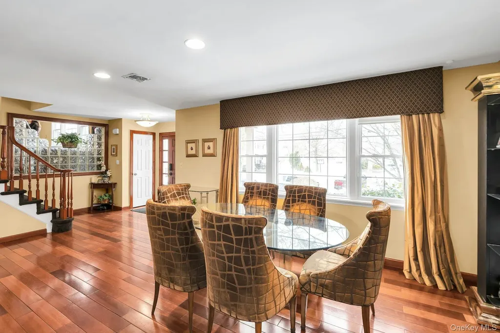2043 Ripley Merrick NY 11566