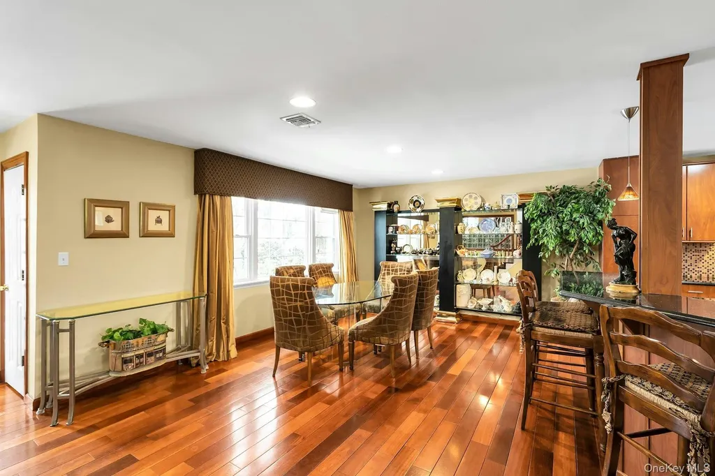 2043 Ripley Merrick NY 11566