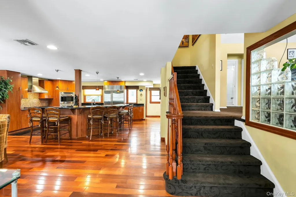 2043 Ripley Merrick NY 11566