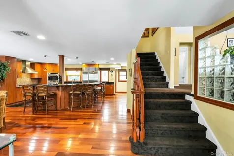 2043 Ripley Merrick NY 11566