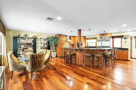 2043 Ripley Merrick NY 11566