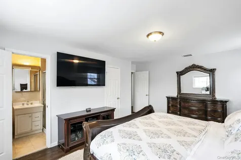 2043 Ripley Merrick NY 11566