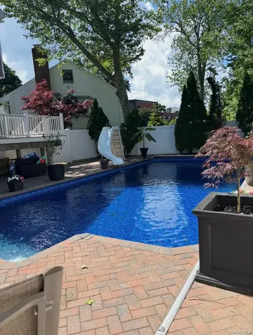 2043 Ripley Merrick NY 11566