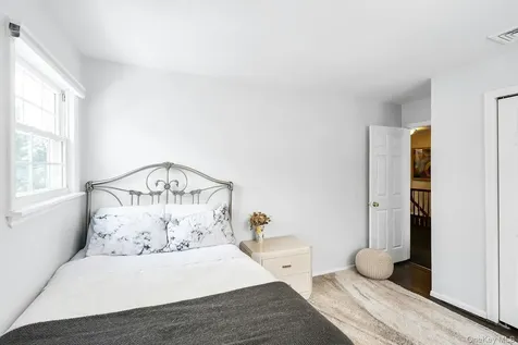 2043 Ripley Merrick NY 11566