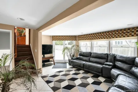 2043 Ripley Merrick NY 11566