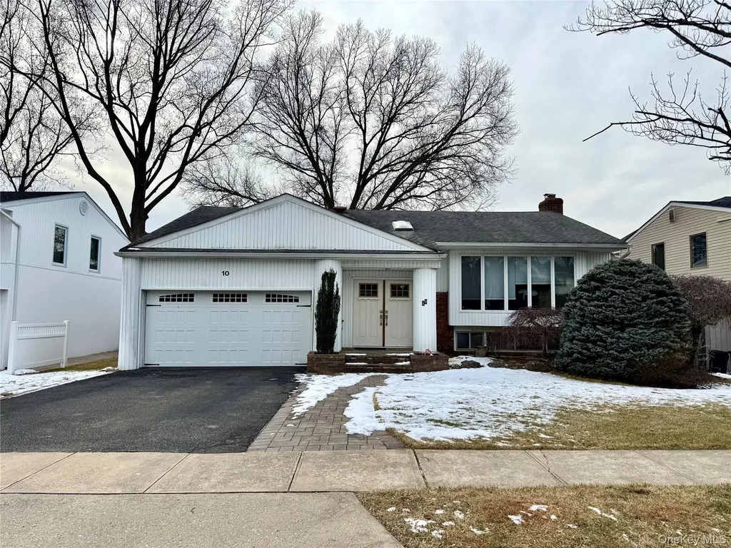 10 Whitlock Street Plainview NY 11803