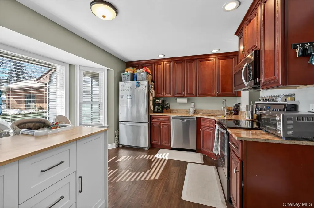 171 Melanie Way Commack NY 11725