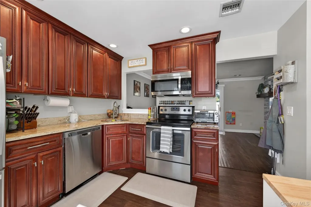 171 Melanie Way Commack NY 11725