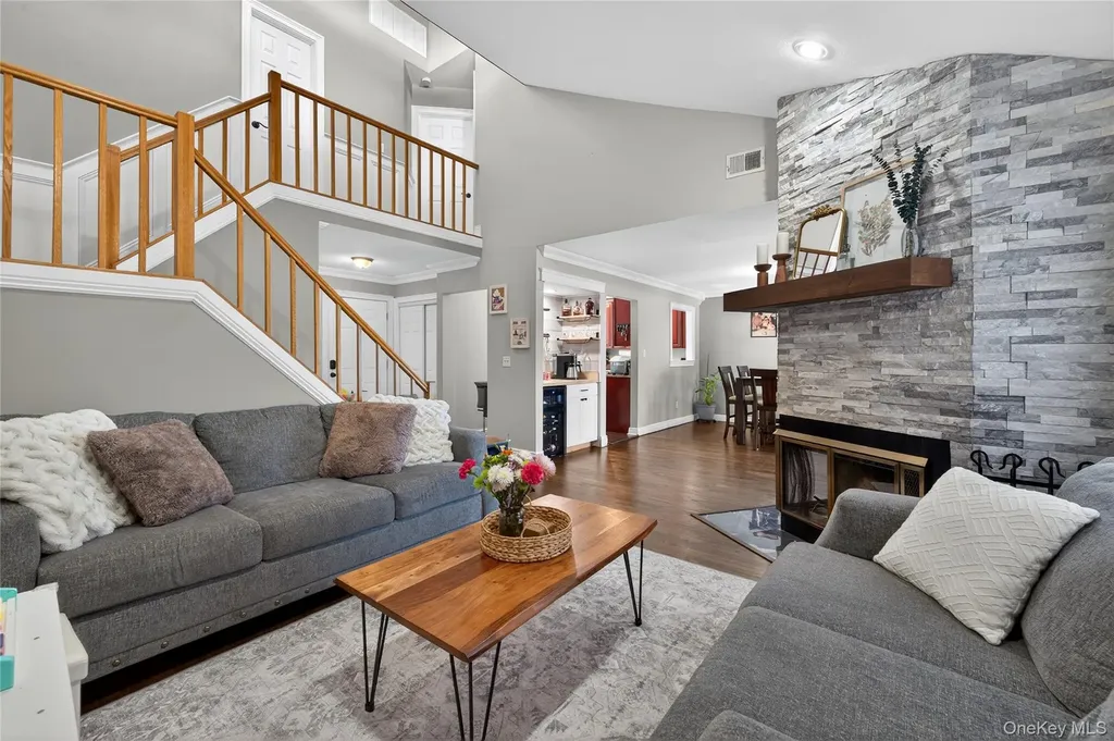 171 Melanie Way Commack NY 11725