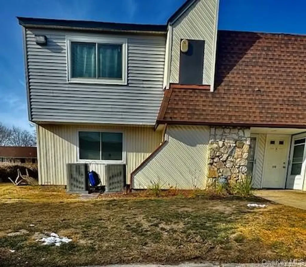 141 Pointe Circle N Coram NY 11727