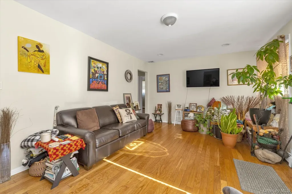 88 Spruce Lane Valley Stream NY 11581