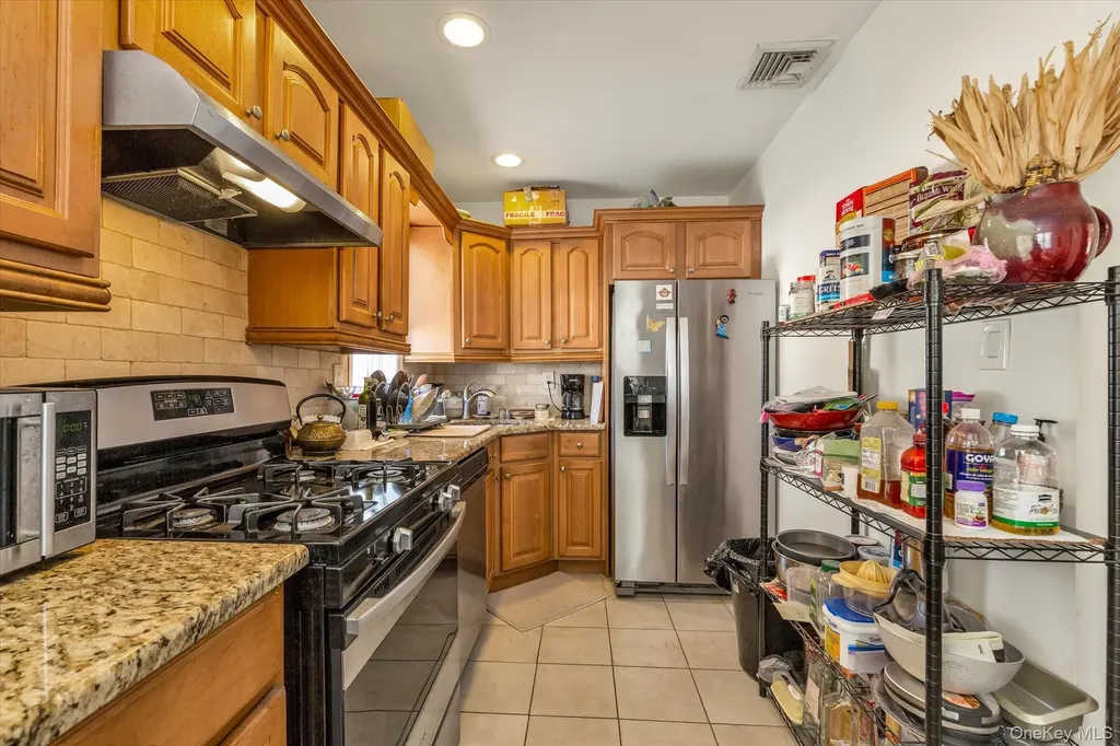 88 Spruce Lane Valley Stream NY 11581