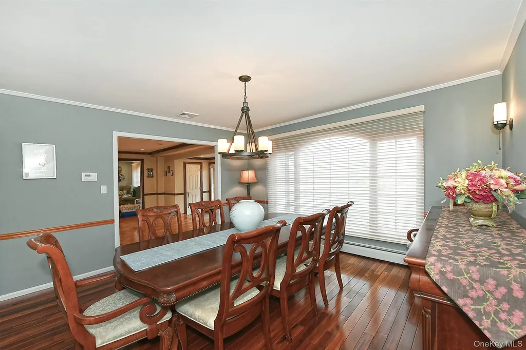 17 Susan Lane Dix Hills NY 11746