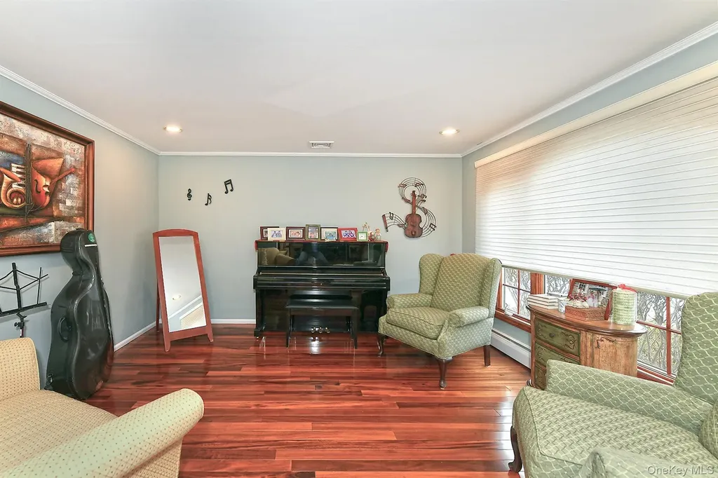 17 Susan Lane Dix Hills NY 11746