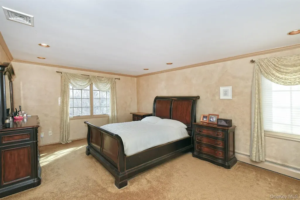 17 Susan Lane Dix Hills NY 11746