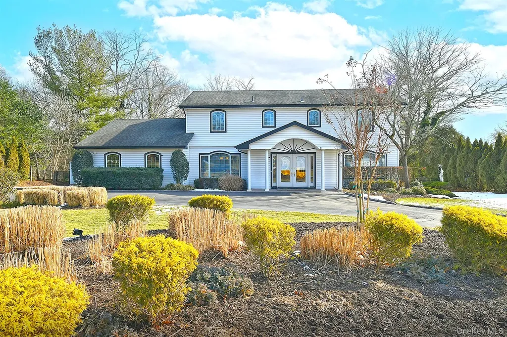 17 Susan Lane Dix Hills NY 11746