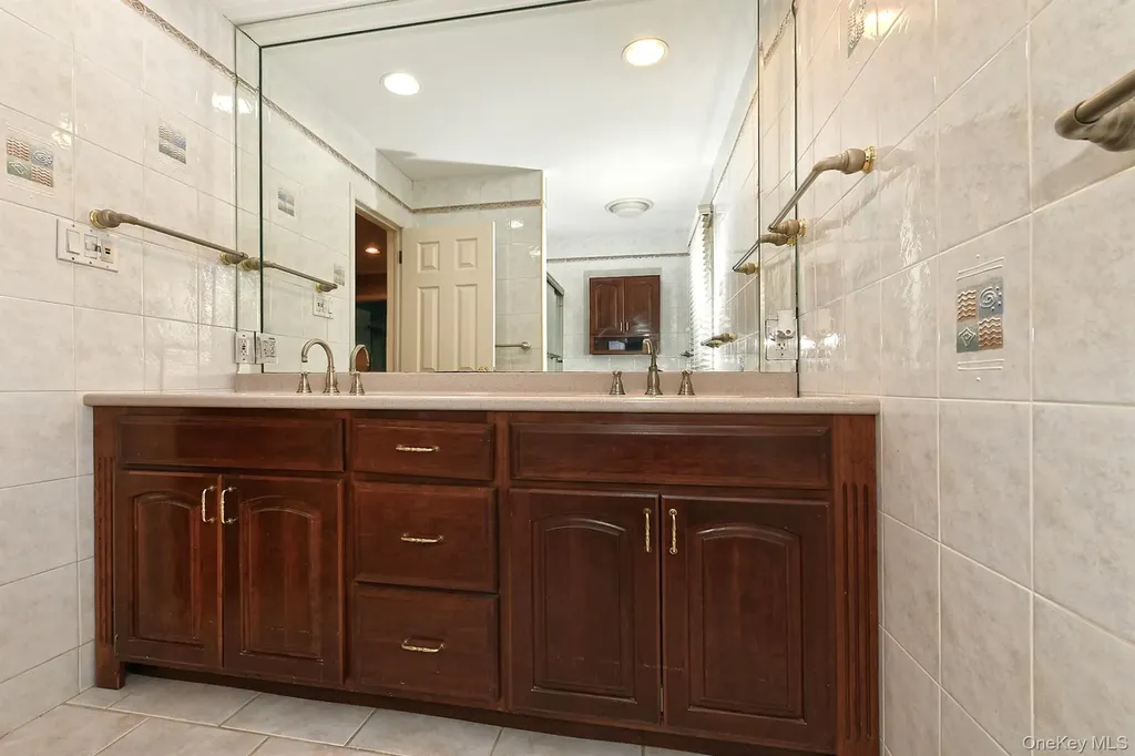17 Susan Lane Dix Hills NY 11746