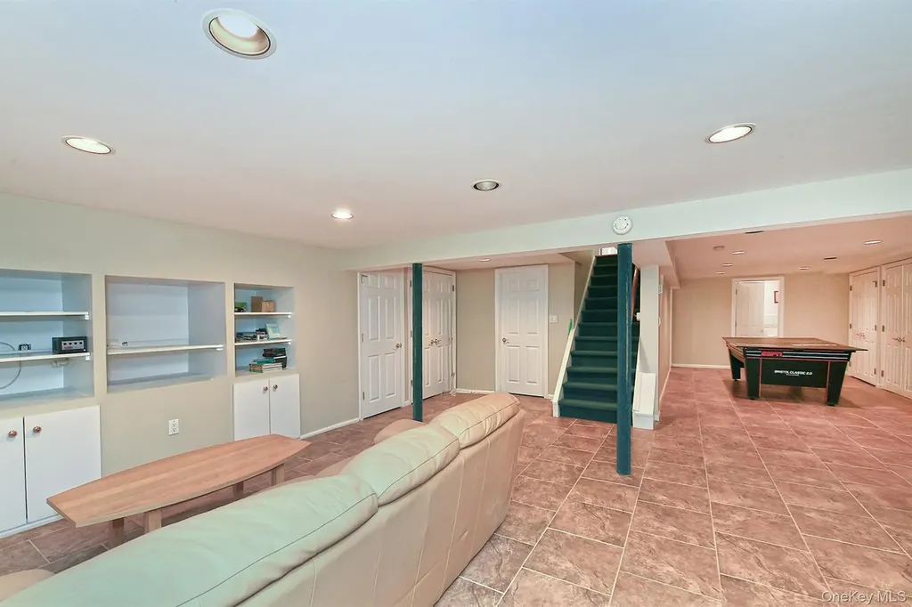17 Susan Lane Dix Hills NY 11746