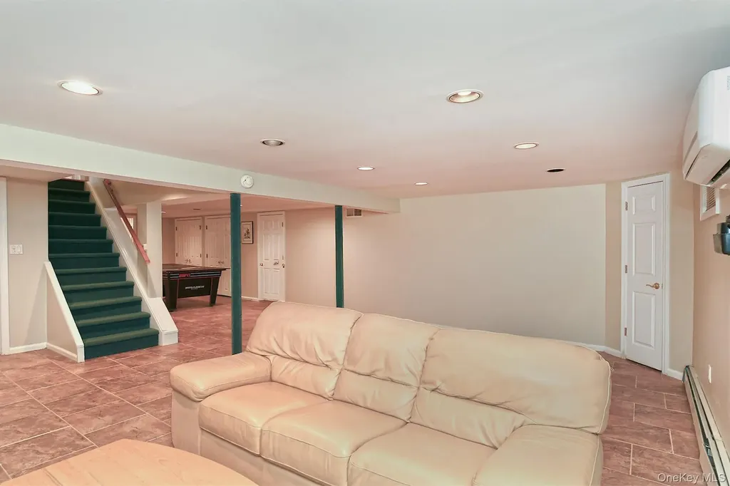 17 Susan Lane Dix Hills NY 11746