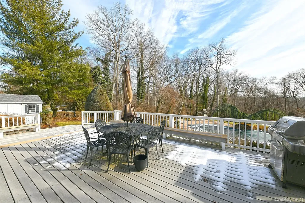 17 Susan Lane Dix Hills NY 11746