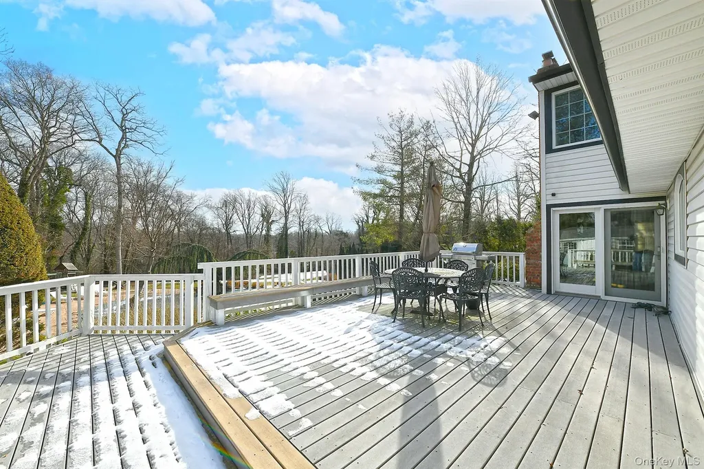 17 Susan Lane Dix Hills NY 11746