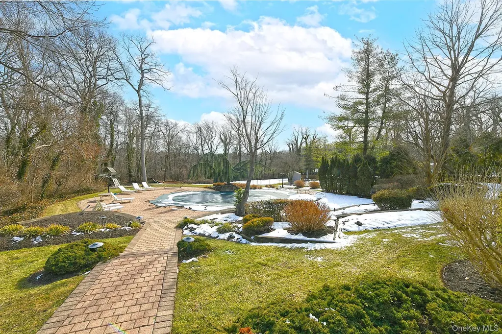 17 Susan Lane Dix Hills NY 11746