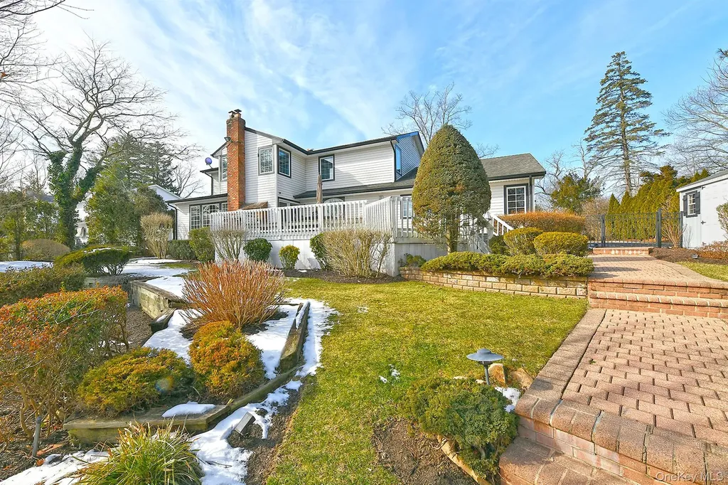 17 Susan Lane Dix Hills NY 11746