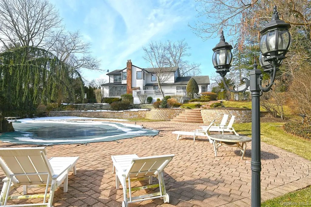 17 Susan Lane Dix Hills NY 11746