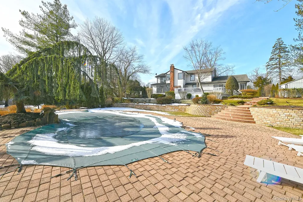 17 Susan Lane Dix Hills NY 11746