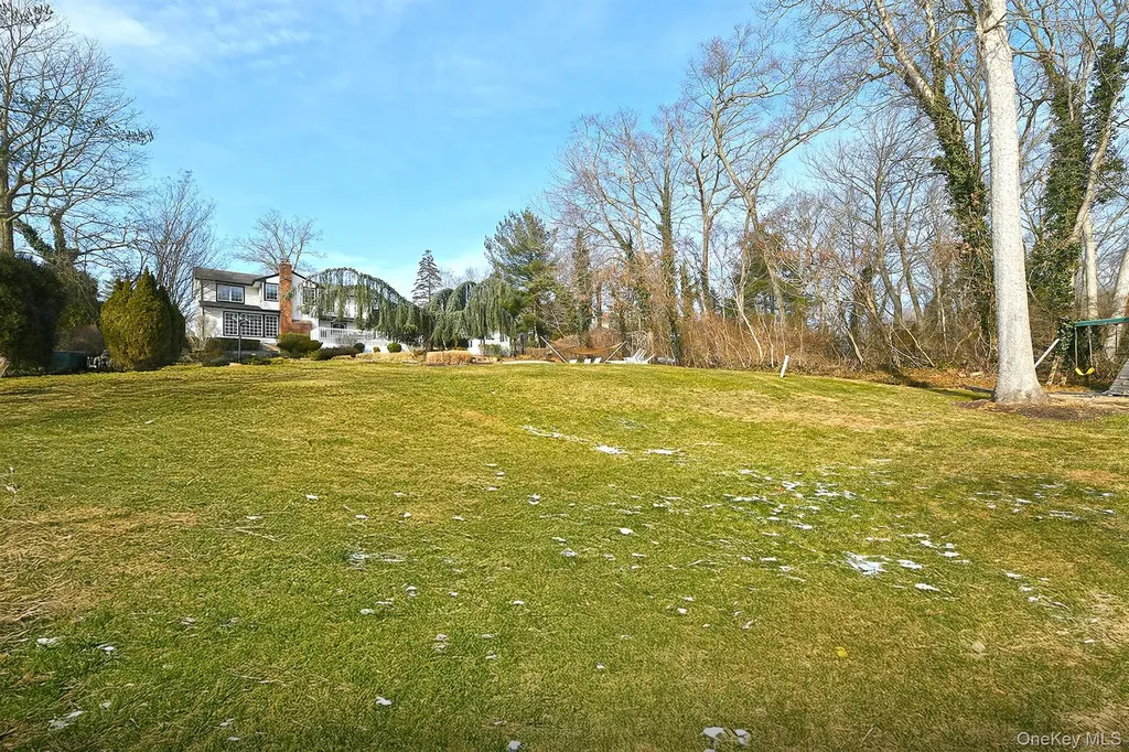 17 Susan Lane Dix Hills NY 11746