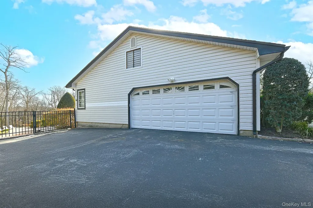 17 Susan Lane Dix Hills NY 11746