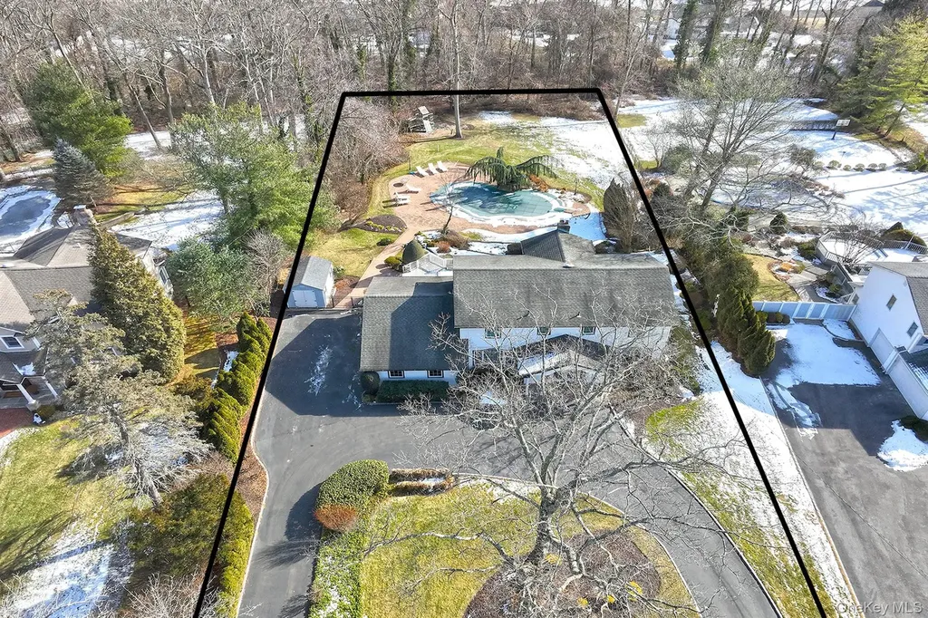 17 Susan Lane Dix Hills NY 11746