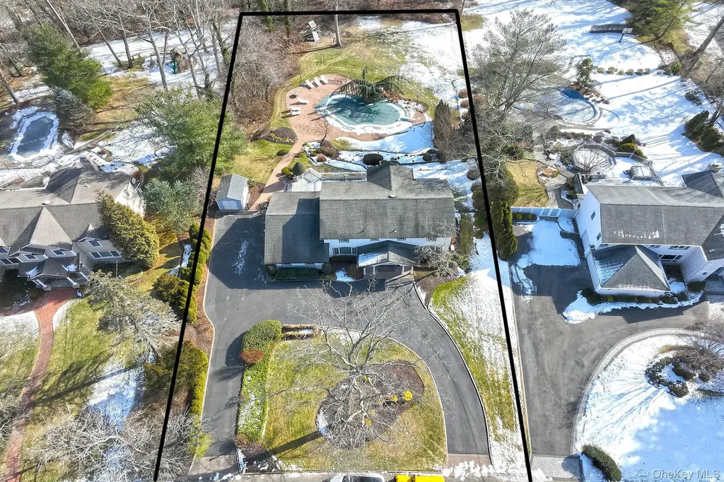 17 Susan Lane Dix Hills NY 11746