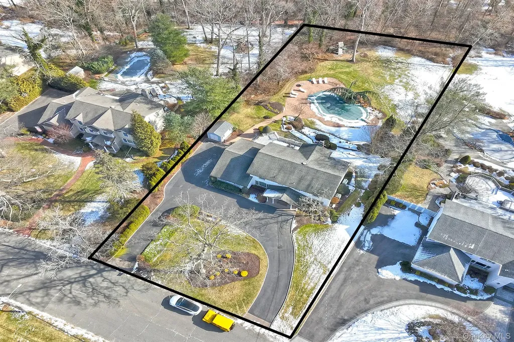 17 Susan Lane Dix Hills NY 11746