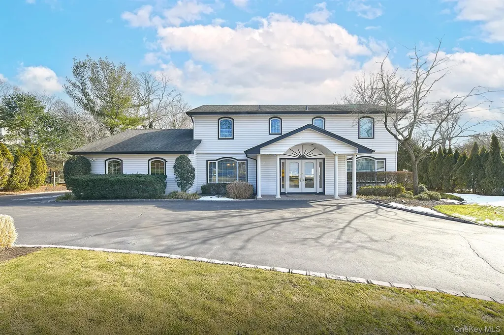 17 Susan Lane Dix Hills NY 11746