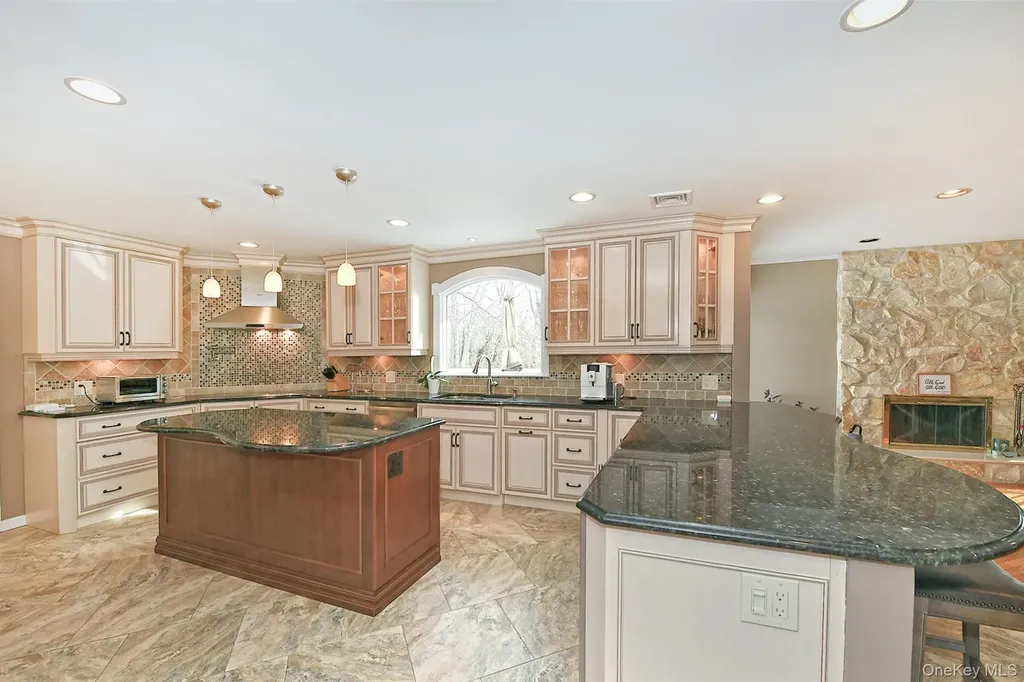 17 Susan Lane Dix Hills NY 11746